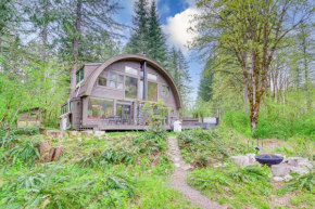 Riverfront Skykomish Cabin with Private Hot Tub!